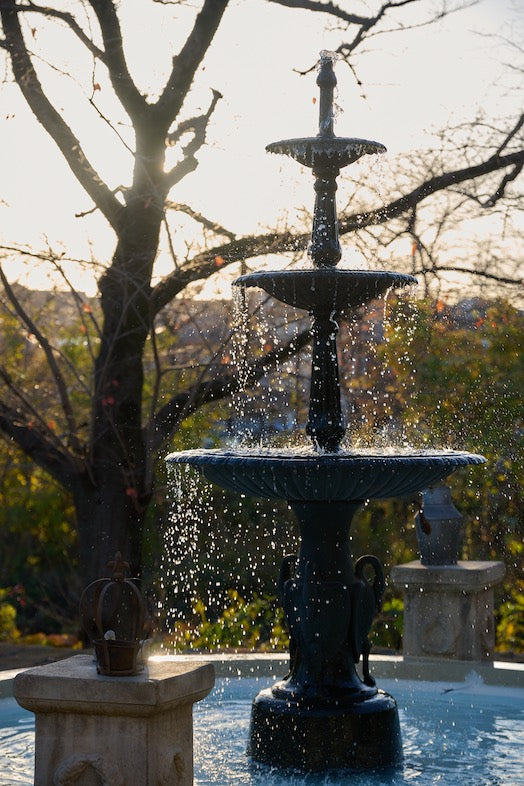 英国洋館スタジオ 地球屋|桜並木を背景に撮影可能な三段式噴水