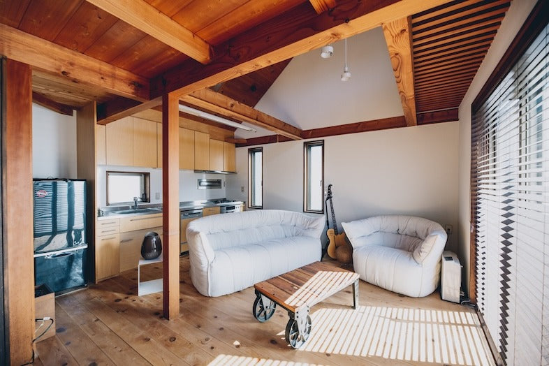 吹き抜け＆ウッドデッキ付きハウススタジオ – Natural Wood House